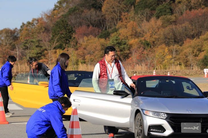 ツインリンクもてぎ内の、「第2アクティブセーフティートレーニングパーク」に設けられた特設コースが「スポーツカー走行」の会場だ。ここでは、ベース車（黄色）と「モデューロX」（銀色）の、2台の「S660」の乗り比べ体験が実施された。