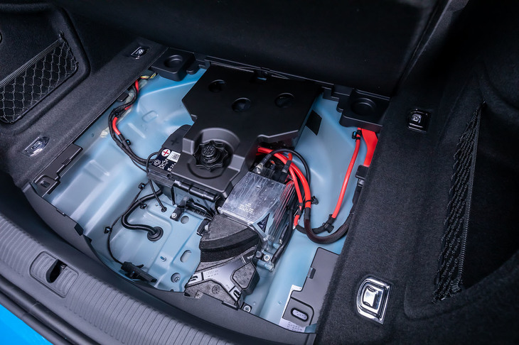 荷室の床下にマイルドハイブリッドシステム用の12Vリチウムイオンバッテリーと、電装用の12V鉛バッテリーが設置されている。