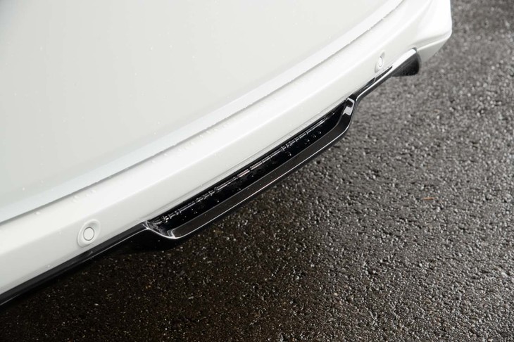 フロントの空力性能強化に合わせて、リアのロアスカートの形状もわずかに変更されている。