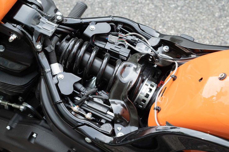 シートの下には、水平近くにまで寝かされたモノショックがおさまる。乗車スタイルに合わせて、プリロードが調節できる。