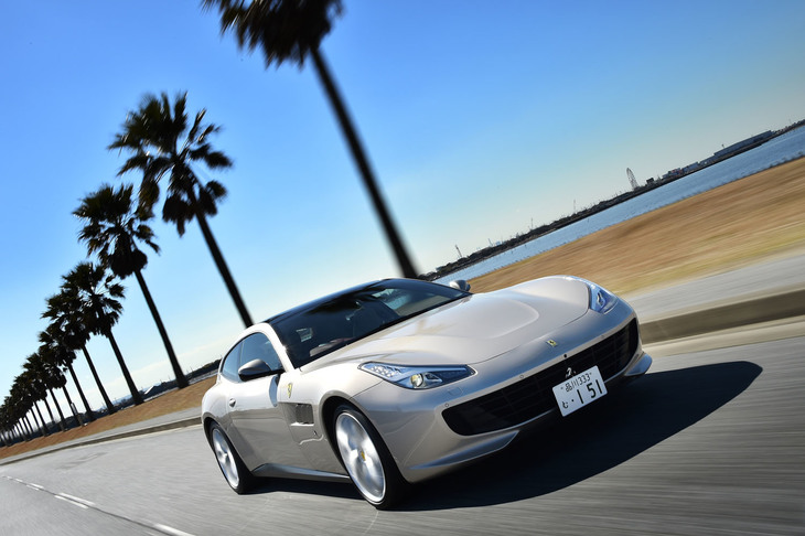 「GTC4ルッソT」の前後重量配分は46：54。後輪の操舵機構や電子制御ディファレンシャルも備わる。