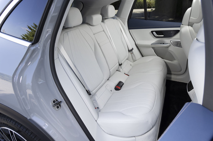 ホイールベースは「EQE」よりも短くなっているが、後席には十分な広さが確保されている。ゆとりある全高を生かした広いヘッドルームがありがたい。