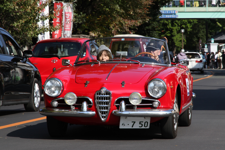 ラリーコースを行く「アルファ・ロメオ・ジュリエッタ スパイダー」。