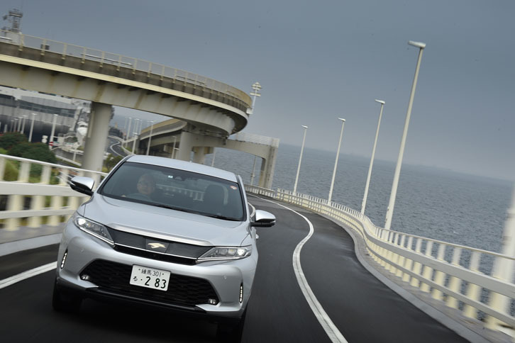 「ハリアー」のターボ車には、走行時の微振動を減衰・吸収し直進安定性や操縦安定性を高めるパフォーマンスダンパーが装着される。