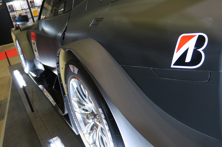 ブリヂストンの競技用タイヤを装着した、TEAM IMPULの「Nissan Z GT500」。