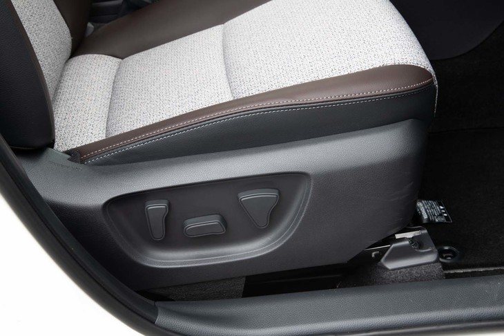 一般的な電動シートでは調整部位ごとにモーターが備わるのに対し、「ヤリスクロス」では1つのモーターで前後と高さ、背もたれの角度をクラッチで切り替えて調整する。Bセグメントゆえ、コストと軽量化の面で必要不可欠な構造だという。