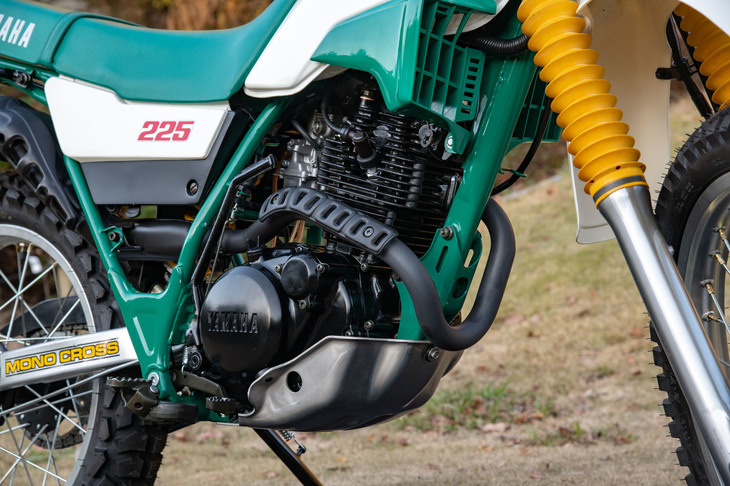 223ccの空冷4ストローク単気筒OHCエンジン。当初はセルモーターは装備されていなかったが、その代わりに再始動のしやすさについては、徹底的にこだわったという。