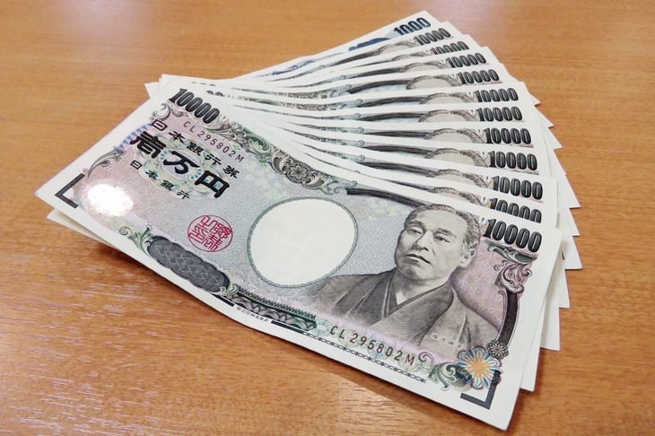 今年の自動車税で支払った11万1000円の現金。30万円っていったら、およそこれの3倍である。昨年の修理で約35万円、今年の車検で約20万円を支払った記者にとって、そんな気軽に支払えるものではない。