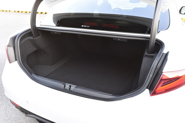 ラゲッジルームの容量は480リッター。