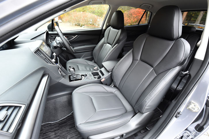 オプションの「ブラックレザーセレクション」を選択したテスト車の本革シート。標準の表皮はファブリックとトリコットのコンビになる。
