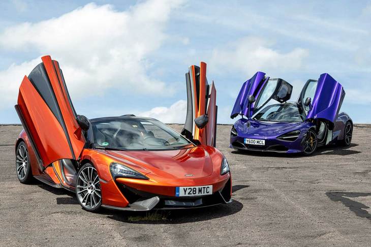 「スポーツシリーズ」の「570スパイダー」（左）と「スーパーシリーズ」の「720S」（右）。マクラーレンの現行ラインナップは、3つにカテゴライズされている。スポーツカーシリーズはエントリーレンジを担当。ライバルは主にV8やV10搭載モデルとなる。スーパーカーシリーズはミドルレンジを担当し、ライバルは主にV12搭載モデル。アルティメットシリーズは市販マクラーレンの頂点に位置し、限定生産が前提。ライバルは「ラ フェラーリ」やランボルギーニの「チェンテナリオ」、アストンの「One-77」などの億超えのモデルたちである。