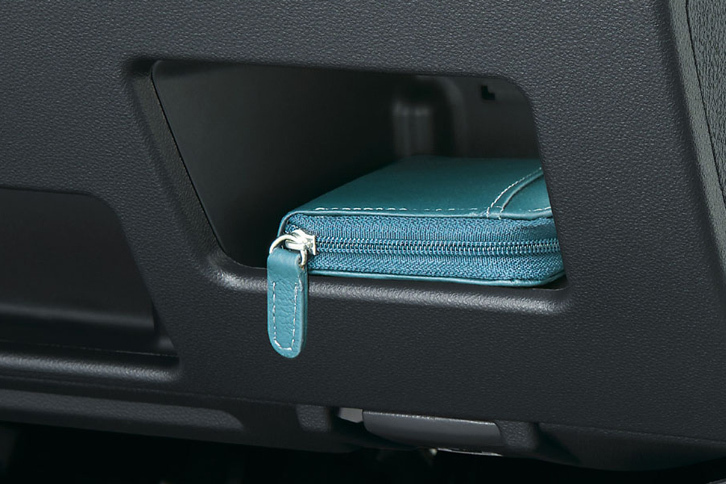 ダッシュボード右側にある、運転席サイドトレイ。ドライバーがよく使うものを置くのに適している。