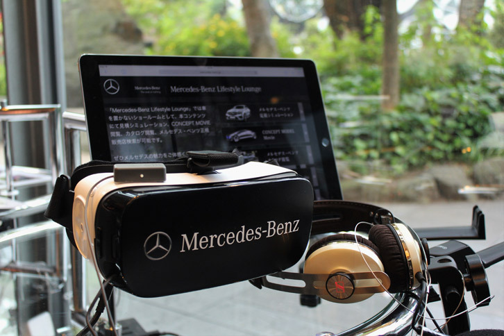 見積もりシミュレーションなどが可能なタブレット端末と、VRヘッドセット。