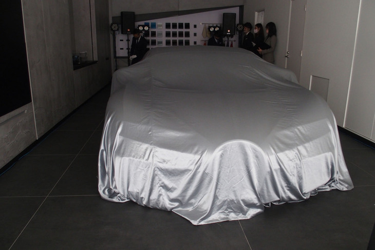 アンベール前の「ブガッティ・シロン スポーツ“レ・レジェンド・デュ・シエル”」。