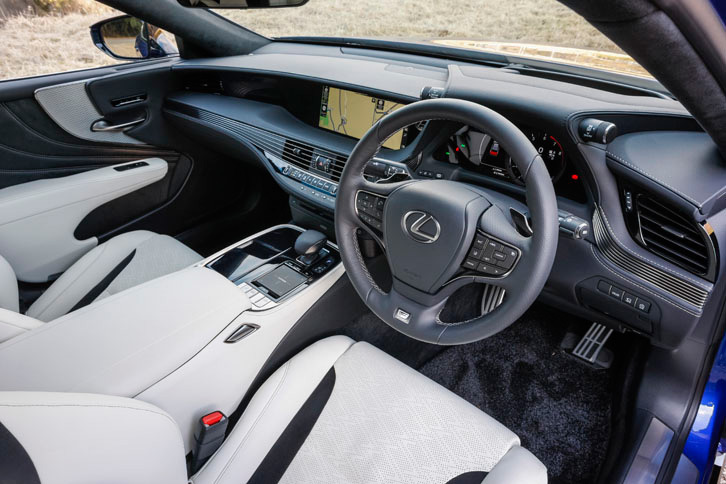 インストゥルメントパネルからドアトリムに向かって流れるような造形を採用するなど、広がり感を演出したインテリア。写真は“Fスポーツ”。