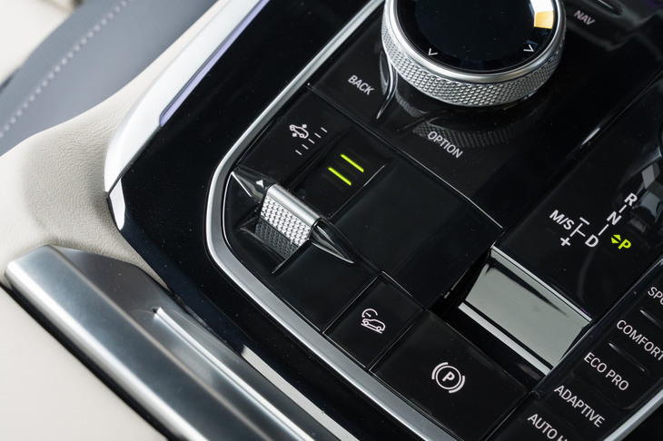 「X7」に標準装備されるエアサスペンションには、5段階の車高調整機能が備わっており、センターコンソールのツマミで操作する。