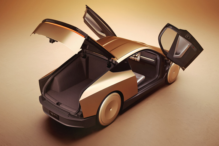 乗車定員は割り切っているいっぽうで、キャビン後方には広いカーゴスペースを確保。巨大なスーツケースを引いて空港へ向かう／空港から帰ってくるお客にも対応するためだ。