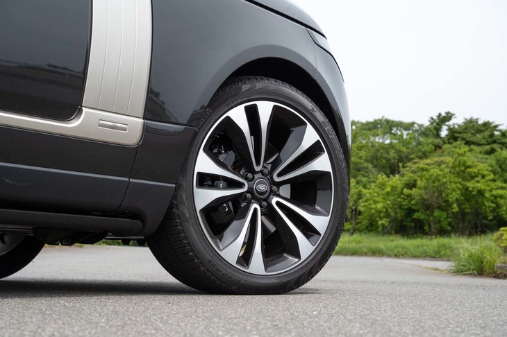 タイヤ＆ホイールは22インチを標準装備。試乗車はピレリの「スコーピオンヴェルデ オールシーズン」を履いていた。