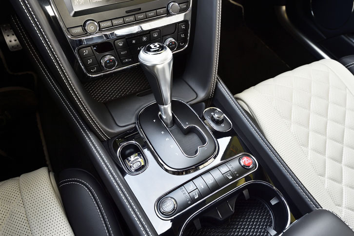 トランスミッションは8段AT。シフトセレクターの手前にあるスイッチ群の一番左がエンジン・スタート・ボタン。