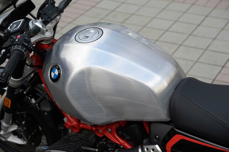 燃料タンクの容量は16リッター（リザーブ：約3.5リッター）と、従来モデルよりやや減じている。燃費は19.6km/リッター（WMTCモード）なので、航続距離は300km弱といったところだ。