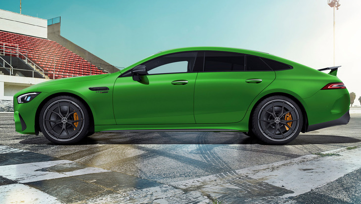 「AMG GT63 S Eパフォーマンス ファイナルエディション」のサイドビュー。深みのあるグリーンの外装色「AMGグリーンヘルマグノ（マット）」が、メルセデスAMG GT 4ドアクーペとして初めて採用された。