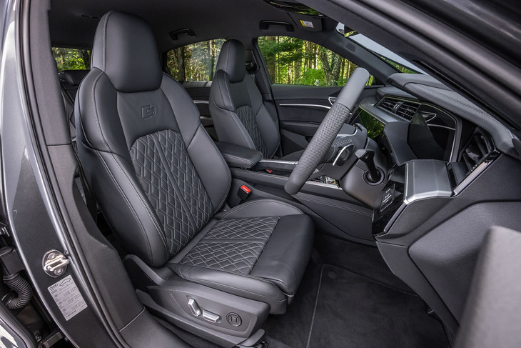 「SQ8」ではダイヤモンドステッチを施した「S」ロゴ付き「バルコナレザースポーツシート」が標準装備とされる。フロントシートにはいずれも電動調整機能とヒーターが備わる。運転席はメモリー機能付き。