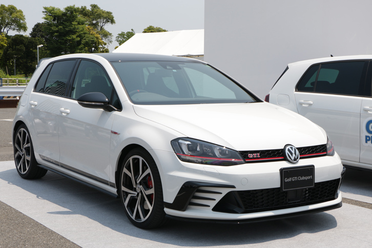 フロントまわりは、専用デザインのバンパーやハニカムグリルでドレスアップされる。