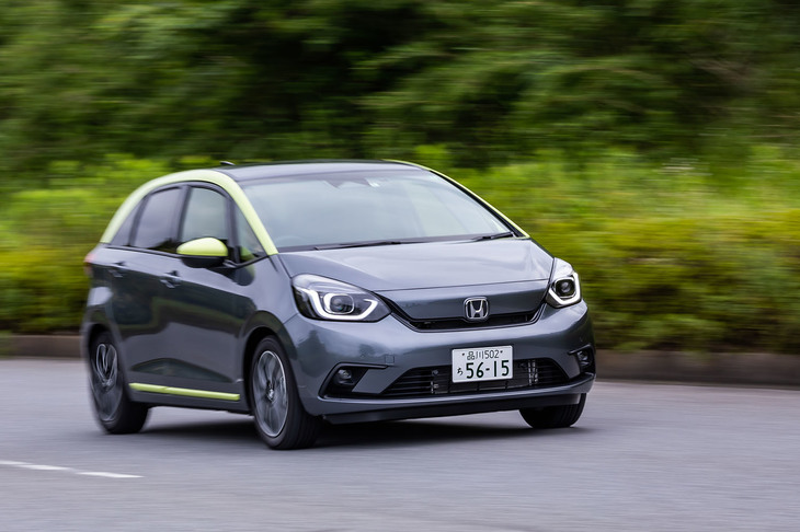 「フィット ネス」の外装色は、今回の試乗車で選択されていたアクセント2トーンと呼ばれる「シャイニンググレー・メタリック×ライムグリーン」（写真）を含む全16タイプ。