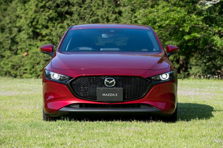 従来、国内では「アクセラ」として販売されていたが、新型ではグローバルと同じ「マツダ3」という車名に改められた。