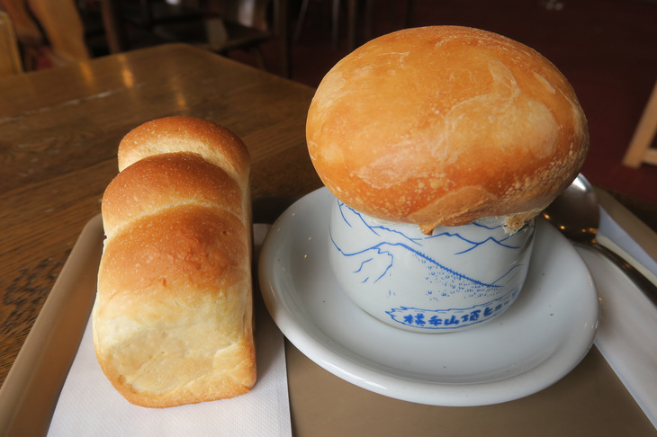 横手山頂ヒュッテではパンとポットパイをいただく。ポットパイってどういう食べ物か知らなかったのだが、中にクリームシチューが入っているのね。いやはや、美味でした。