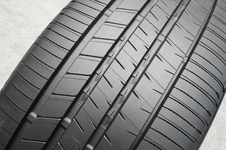 トレッド面のデザインについては、中央3本のリブを構成するブロックと細溝が、ともに常に接地しているようパターンを設計。ブロックが路面をたたくことで発生するパターンノイズを低減している。技術者いわく「抜き足、差し足で歩いているところを想像してください」とのこと。