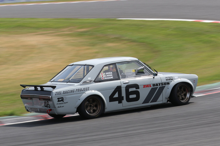 13台が出走したFレースで予選2位、決勝でも2位に入った「ZIEL RACING 510ブルーバード」のドライバーは、1998年全日本GT選手権のGT500チャンピオン経験者にして、現在もスーパー耐久に参戦中の影山正美さん。