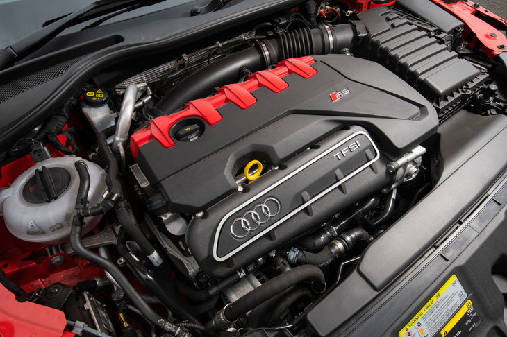 「TT RSクーペ」は2.5リッター直5ターボをフロントに横置きする。「RS 3スポーツバック」も同じレイアウトだ。