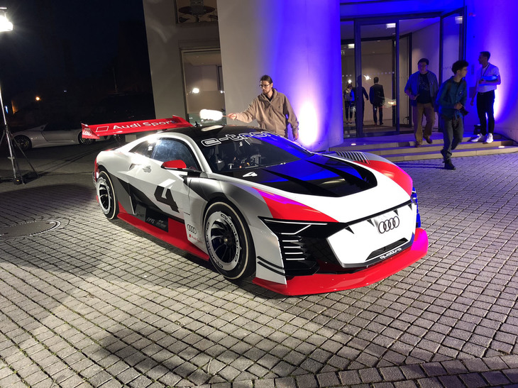 プレイステーション4のゲームソフト『グランツーリスモSPORT』用にアウディがデザインしたEVレースカー「アウディe-tron Vision Gran Turismo」を実車化したもの。