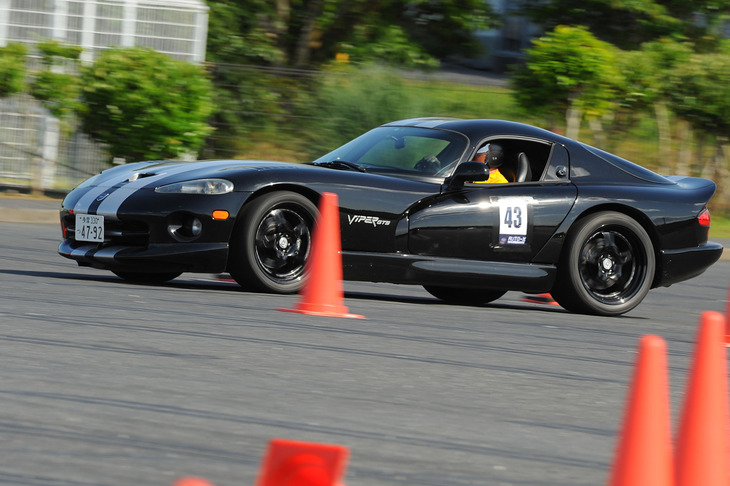 2017年初夏のAUTO-Xにて、ロングウッドステーション駐車場の特設コースを走る記者と「バイパー」。（写真：オートクロス事務局）