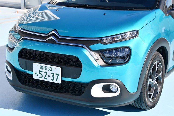 フロントまわりは、2016年に登場したコンセプトカー「CXPERIENCE（Cエクスペリエンス）」を思わせるデザインに。サイドに向かって拡散するクロームバーや3眼ヘッドランプが特徴となっている。