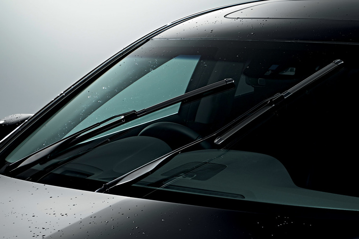 2014年型「ホンダ・レジェンド」のフラット型ワイパー。トーナメント型→フラット型という構造の変化に加え、車両のセンサーが雨を検知し、自動でシステムを作動させる雨滴検知機能の登場も、ワイパーの大きな進化といえる。