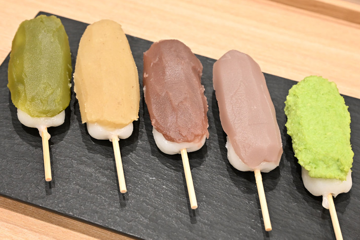 和スイーツの目玉の「日比谷 五街道団子」。写真左から記事本文に書いてある順に並んでいる。