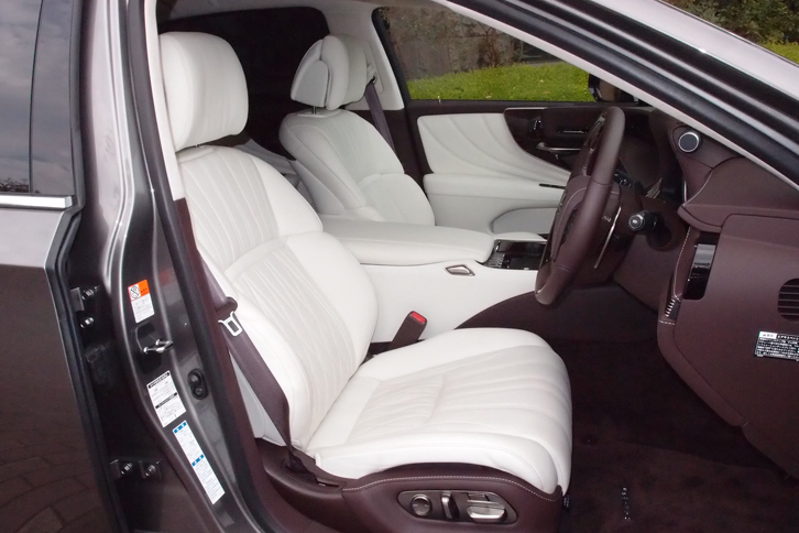 LS500h“バージョンL”（フロントシート）