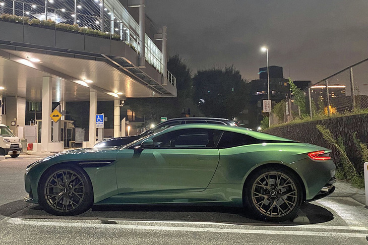 エクステリアデザインは「DB11」の進化版といえるもので、大きく張り出したリアフェンダーや特徴的なフローティング状のルーフラインなどが継承されている。