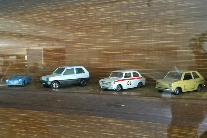 改装されても撤去されず生き残っていた、歴代ミニカーを収めたスコッティの棚。天然憩いコーナーといったところか。