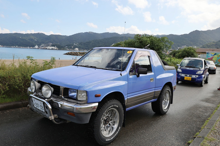 かなり珍しい1991年「いすゞ・ミュー ハードカバー」。荷台部分にFRP製のトノカバーを付けた2シーターの3ナンバー仕様。後方は「スマートK」。