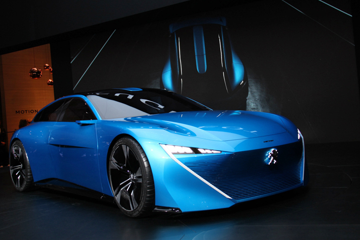 プジョーブランドのブースには、バルセロナの「モバイル・ワールド・コングレス」で先行公開されたコンセプトカー「INSTINCTコンセプト」が展示された。