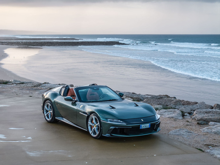 2024年末に配車が始まった「フェラーリ12チリンドリ」。オープンバージョンの「スパイダー」についても、2025年春にはデリバリーが開始される。