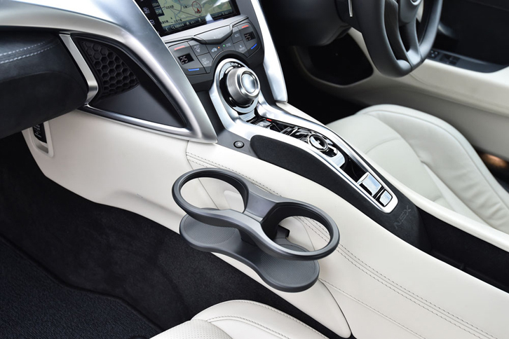 センターコンソールには、ボタン式のシフトセレクターと走行モードの選択ダイヤルが並ぶ。手前に見えるのは、取り外し式のカップホルダー。