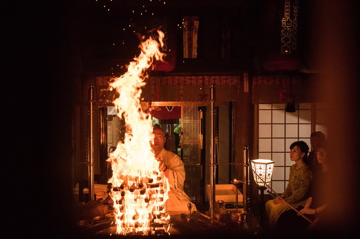 本殿文殊堂ではゲストの願い事が書かれた護摩木が集められ、住職により護摩焚きの儀式が行われた。
