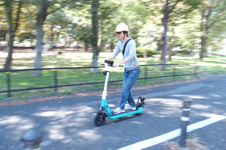 走行中は風が気持ちイイ！ カイテキそのもの！ スキーみたい！ 自転車に準ずる乗り物として車道の左側を走れば危険もさほど感じないが、路側帯のない環七や環八のような幹線道路を走るのはゴメンだ。