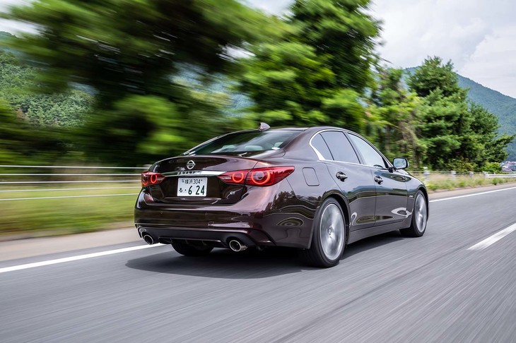 高速道路や自動車専用道路では、ハンドルからの手放し運転に加え、分岐や出口での車線変更のほか追い越しも、スイッチ操作ひとつで行える（ただし作動には条件がある）。