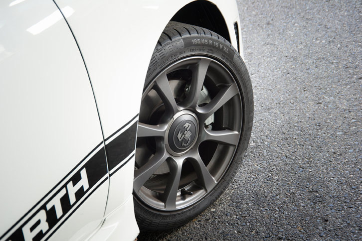 タイヤサイズは195/45R16。銘柄は「コンチネンタル・コンチスポーツコンタクト5」だった。