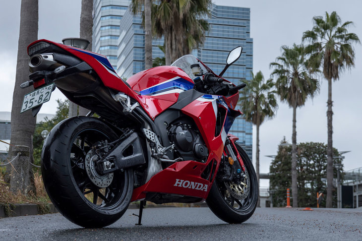 プロダクトとしての狙いは。サーキットでも活躍するマシンの高いポテンシャルを、日常でも楽しんでもらうこと。プレスリリースなどには、「ジャストサイズのスーパースポーツモデル」という言葉が使われていた。